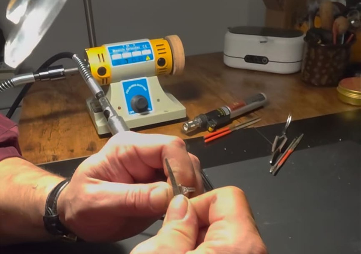 Hands setting a ring at the La Rosa Jewelry atelier